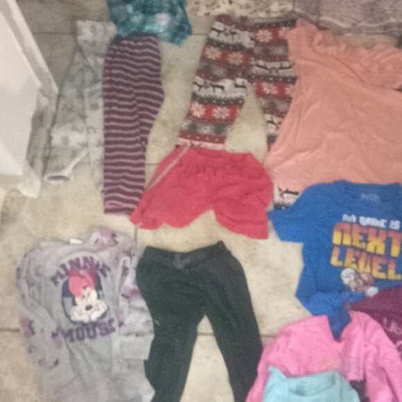 Girls clothing lot - 25 items mostly 4-5 and 5-6 size with a few 7 - Picture 3 of 5